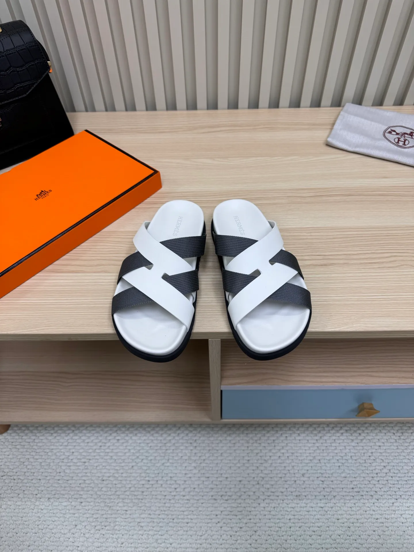 👟👟Ex-factory price 502👟👟 (Top version) Hermes 🐎The extremely popular couple's second uncle slippers/the latest snake print sandals and slippers, paired with various colorful socks, so trendy!  ———————— Upper: imported cowhide/sheep leather/cloth/palmprint leather lining: imported cowhide/sheepskin outsole: Tpu non-slip and wear-resistant outsole Female size: 35-42 (40.41.42 non-returnable and non-exchangeable) Male code: 39-45 (45 non-returnable and non-exchangeable)